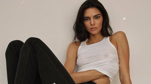 Kendall Jenner aprócska bikiniben mutogatja tökéletes alakját egy luxusjachton