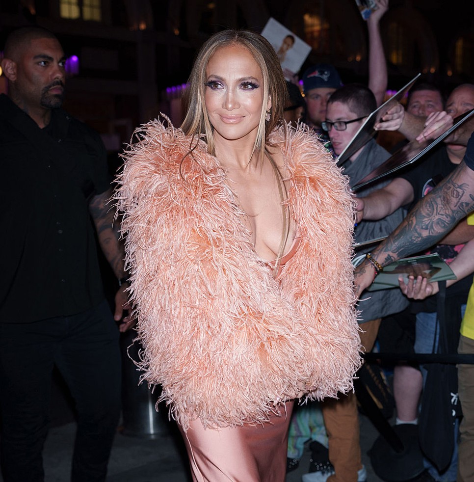 Jennifer Lopez mellbimbója egy pillanatra kivillant