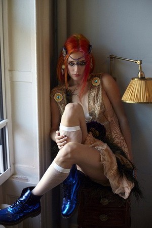 A grunge-özvegy saját kollekciója