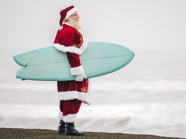 Szörfdeszkán érkezik a Télapó, ilyen az ausztrálok és az ausztráliai magyarok karácsonya
