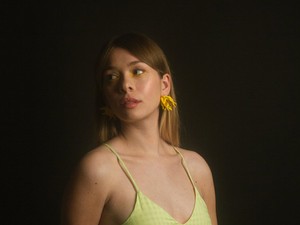 Karanténpremier: Szécsi Böbe otthonról adja elő zenésztársai segítségével új dalát