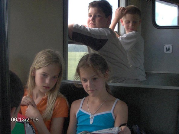 Aki eddig nem ismerte volna fel, erről az osztálykiránduláson készült képből már biztosan rájött, hogy az előző három képen Axente Vanessát látta. 