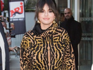 Selena Gomez megérkezett Párizsba és stílusosabb, mint valaha