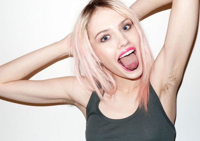 Charlotte Free a hónaljszőrét is megmutatta Terry Richardsonnak