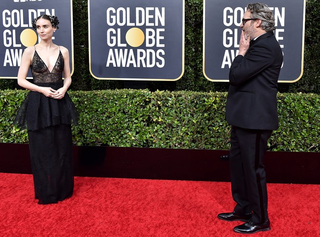 Rooney Mara és Joaquin Phoenix a Golden Globe vörös szőnyegén