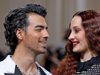 A várandós Sophie Turner és Joe Jonas szolgáltatták a gótikus sikket a Met gálán