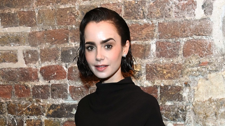 Lily Collins káprázatosan festett mélyen dekoltált ruhájában