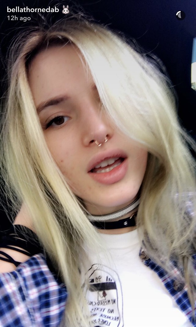 Bella Thorne székre festett hajjal