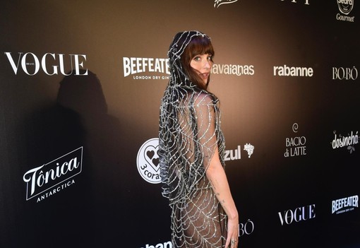 Dakota Johnson pucérruhája kimerült egy ezüst pókhálóban