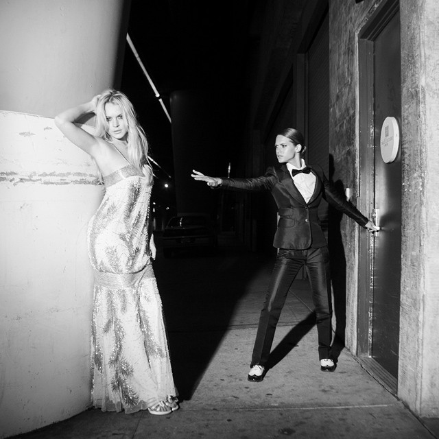 Itt fehérneműben pózol, ott egy férfi markolja a mellét - sosem látott képek Lindsay Lohanről