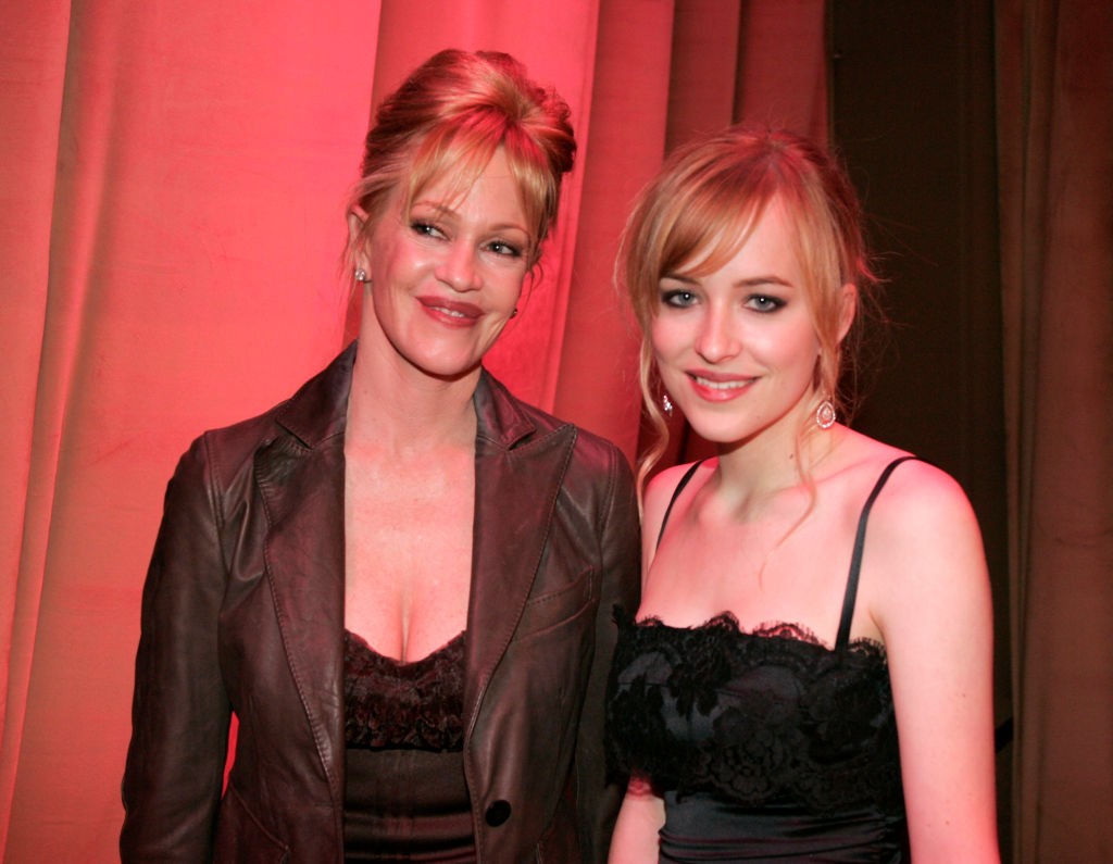 A Beverly Hills-i Golden Globe afterpartin 2006-ban Melanie Griffith és Dakota Johnson különleges szettjeikben a klasszikus hollywoodi eleganciát idézték meg.