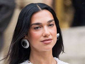 Dua Lipa pucérmelltartóban tarol, a Vogue címlapján tündököl az énekesnő