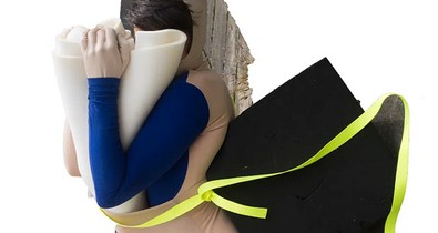 Cél a néző hipnotizálása: Kicsavarodott nőalakok extravagáns ruhákban, divat és képzőművészet határán