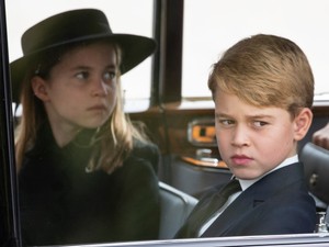 Sarolta hercegnő is részt vesz Erzsébet királynő temetésén, kalapban, apró felnőttnek öltözve