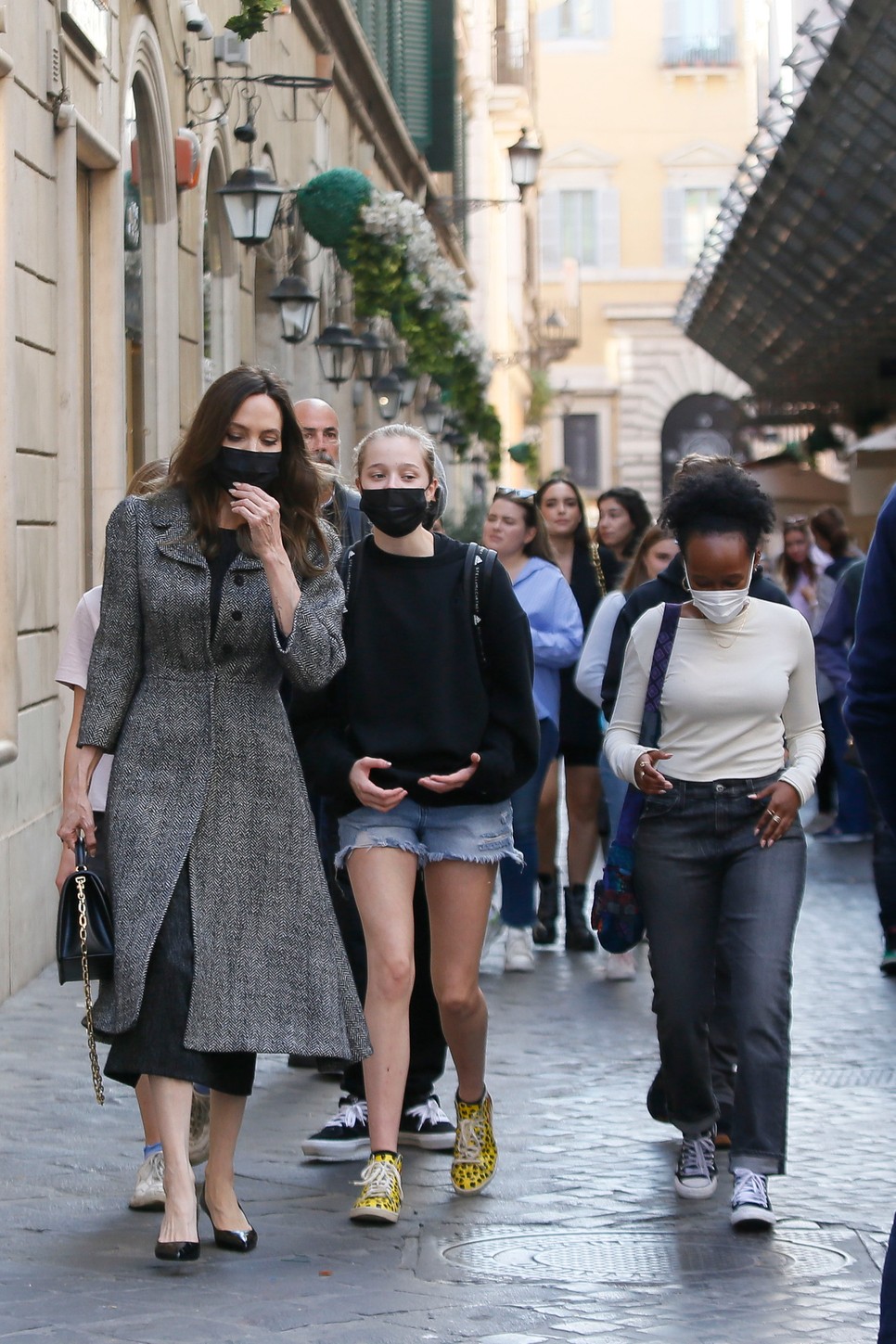 Angelina Jolie olyan dögös szettekben vonulgat Rómában, hogy elájulsz