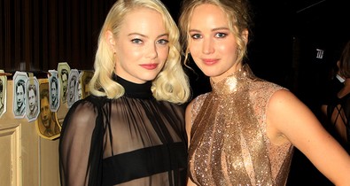 Nagyon kínos videó! Emma Stone nem viszonozta Jennifer Lawrence ölelését!