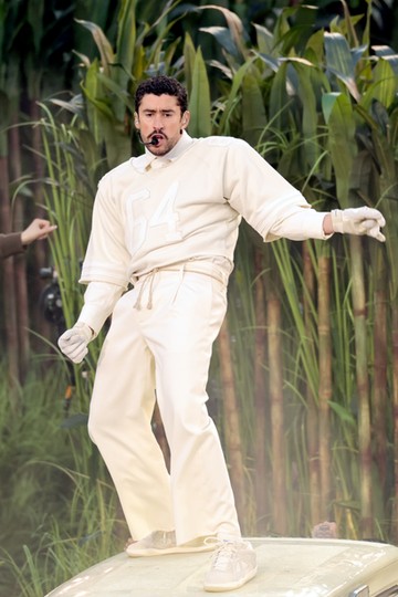 Bad Bunny, az est abszolút szupersztárja bármelyik menő tervező ruháját viselhette volna, ő mégis a tömegek által is elérhető Zara mellett döntött. Vagyis a "viselj valami elérhetetlent, hogy igazán menőnek tűnj" elv kezd megdőlni? A Grammy-díjas énekes izgalmasan kapargatja a kérdést.