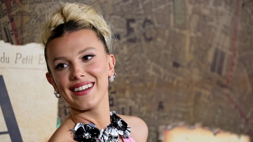 Millie Bobby Brown ruhája egyszerre provokatív és gyönyörű, ráadásul az eljegyzési buliján viselte