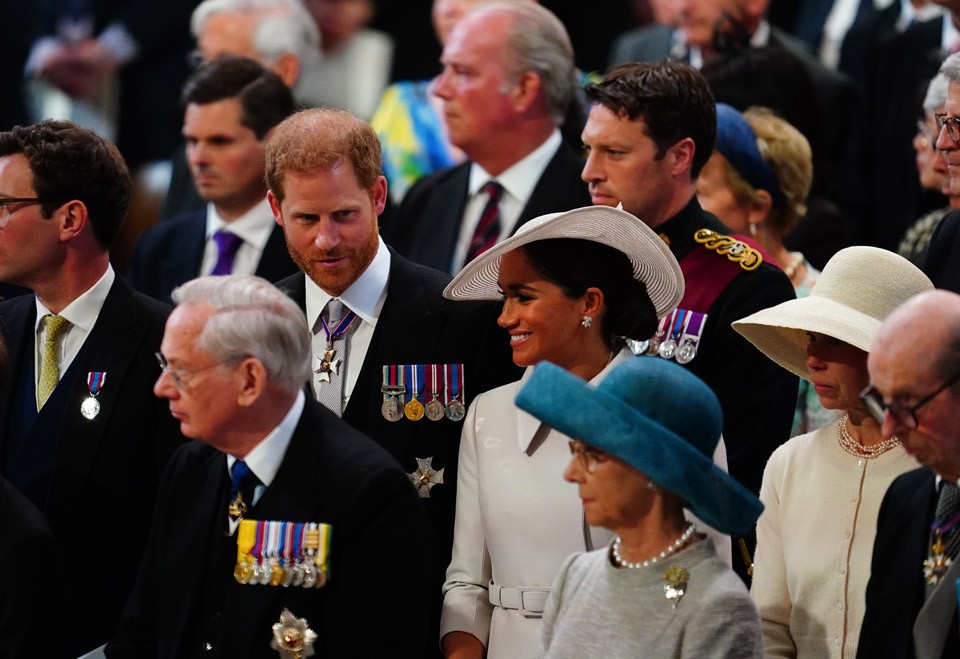 Harry és Meghan nem a királyi családdal vonult be, és nem is kaptak kiemelt helyet a misén