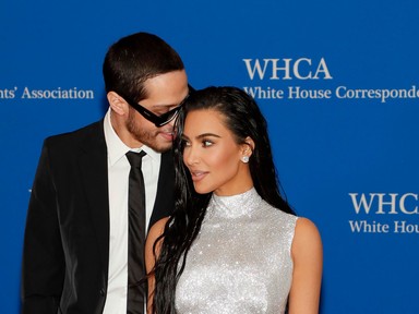 Kim Kardashian és Pete Davidson első közös vörös szőnyeges megjelenése nem is lehetett volna stílusosabb