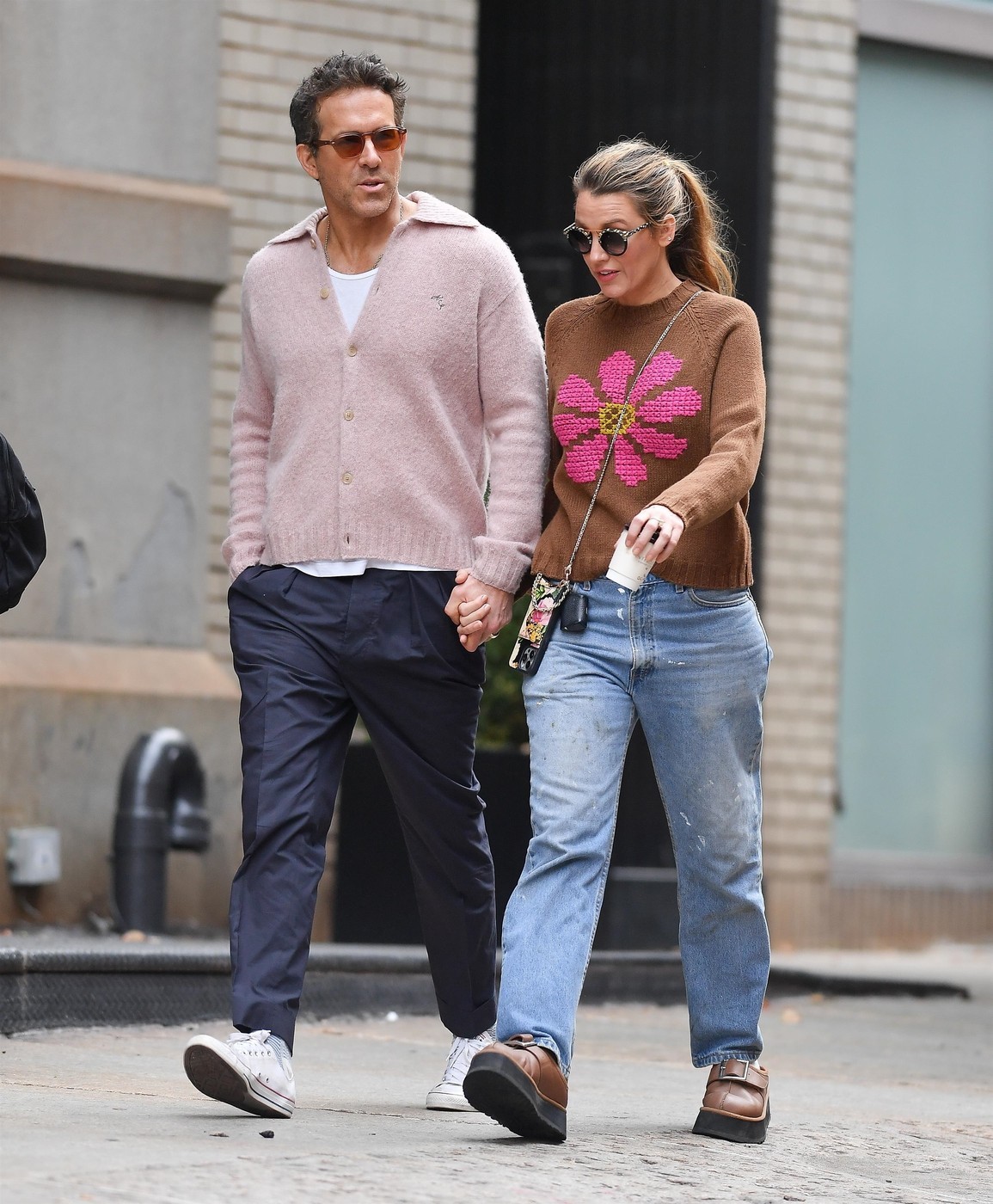 Blake Lively és Ryan Reynolds tegnap együtt kávéztak New Yorkban, és egy tökéletesen harmonizáló, “ősz-kompatibilis” szettben léptek utcára. Lively egy kötött pulcsit, férje pedig egy kötött kardigánt választott a hűvös időre. A színésznő megjelenését egy barna Opening Ceremony x Ugg csizmával tette teljessé. 
