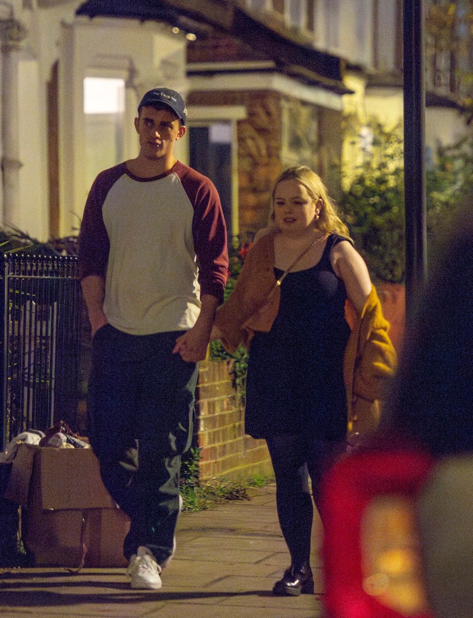 Nicola Coughlan és Jake Dunn kéz a kétben sétálnak London utcáin