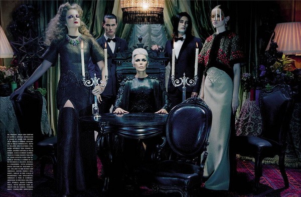 Mágia, okkult varázslat, révület - Mihalik Enikő fekete misén vetkőzött