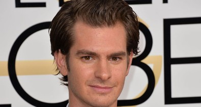 Atyaég! Andrew Garfield újabb férfit csókolt le