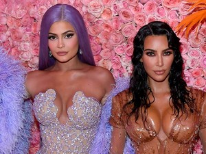 Kim Kardashian és Kylie Jenner EGY ruhán osztozkodik, ami pont ott nem takar, ahol kéne