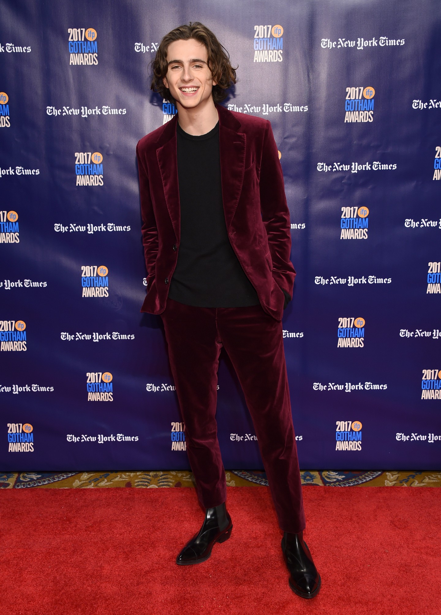 A Gotham Awards-on pedig már egészen hasonlít mostani önmagára: bevállalta a burgundi vörös öltönyt, és elképesztően jól állt neki. (2017)