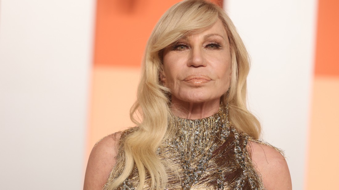 Donatella Versace közel három évtized után adja át igazgatói helyét másnak a Versace divatház élén
