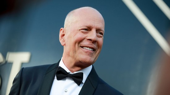 Bruce Willis-t hosszú idő után először láthatjuk mosolyogni, a demenciával küzdő színész friss fotói a csontodig hatolnak