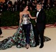 A 2018-as Met Gálán Amal Clooney ebben a különleges, virágos Richard Quinn ruhában jelent meg, amelyhez nadrág is tartozott. 