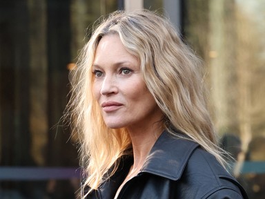 Az 51 éves Kate Moss nagyon intim fotózást vállalt be, nem is akármiben pózolt a kamerák előtt