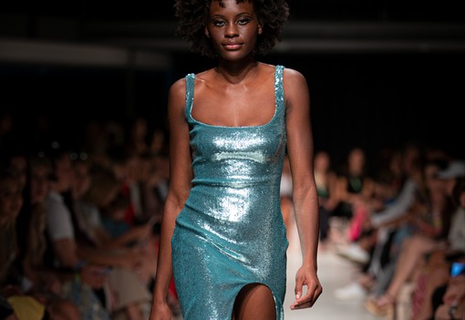 Tomán Szabina meseszép a ruhában mutatta meg elképesztő alakját - Merő Péter sztármodellje volt