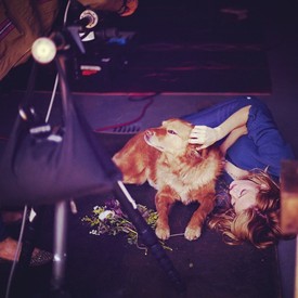 A Reynolds-Lively család másik kedvencét aligha nevezheti bárki kiscicának. A Baxter névre hallgató életmentő kutyust sokan irigyelhetik jóképű gazdija miatt. Az elképzelés ellenére azonban Baxter élete sem egy habostorta. Bennfentesek szerint Blake kutyusa Penny ugyanis nem bírja elviselni Baxter jelenlétét, és amikor csak tudja, megkeseríti mindennapjait. Ryan és Blake számára is nagy kihívás, hogy a két eb megkedvelje egymást. Úgy látszik Pennyre igaz a mondás: kicsi a bors, de erős. 