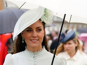 Valódi Bridgerton: Katalin hercegné csodás tavaszi ruhában kerti partizott