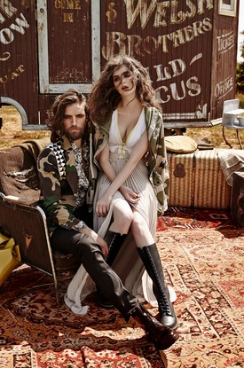 Military sikk. Janette: Kapucnis dzseki G-STAR RAW 65 900 Ft, Bőr rátétes pliszírozott maxi ruha MAISON MARQUISE 214 000 Ft, Bőrbakancs DR.MARTENS 47 990 Ft. Christian: Szegecses vászonzakó MADANTI 80 000 Ft, Mintás pamuting ZARA 9995 Ft, farmernadrág PEPE JEANS 35 000 Ft, Bakancs DR.MARTENS 39 900 Ft