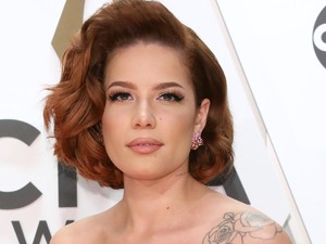 Horror: Halsey szemöldök nélkül ijesztő