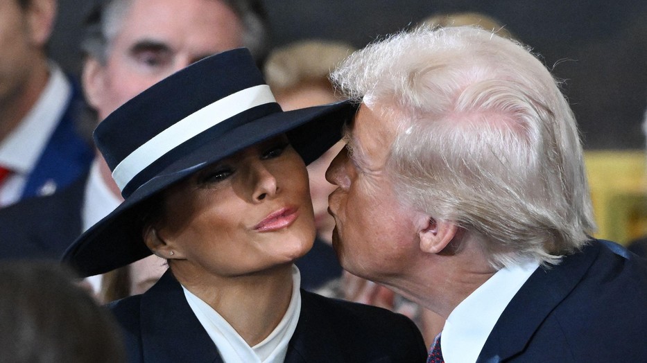 Melania Trump, Donald Trump és a már most ikonikus csókálló kalap