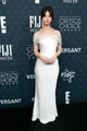 Mia Goth vállvillantós, pezsgőszínű Dior ruhája maga az álom: egyszerű, mégis nagyon különleges.