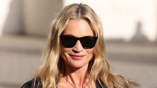 Így néz ki az 52 éves Kate Moss bikiniben, smink és filterek nélkül, teljesen természetesen