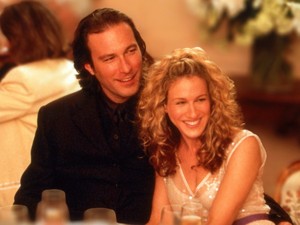 Fotón, ahogy Carrie Bradshaw szenvedélyesen csókolózik Aidannel az And Just Like That folytatásában