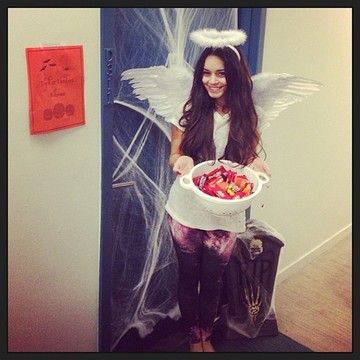 Vanessa Hudgens angyalkaként üdvözölte a csokiért tolongó gyerekeket.