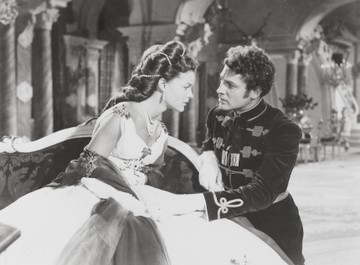 Romy Schneider nevét az 1955-ben bemutatott Sissi - A magyarok királynéja című filmnek köszönhetően ismerhette meg a nagyvilág, melyben a címszereplő Sissi (Ferenc József császár felesége) bőrébe bújt. Kivételes szépségére azonnal felfigyelt a szakma és a közönség is.