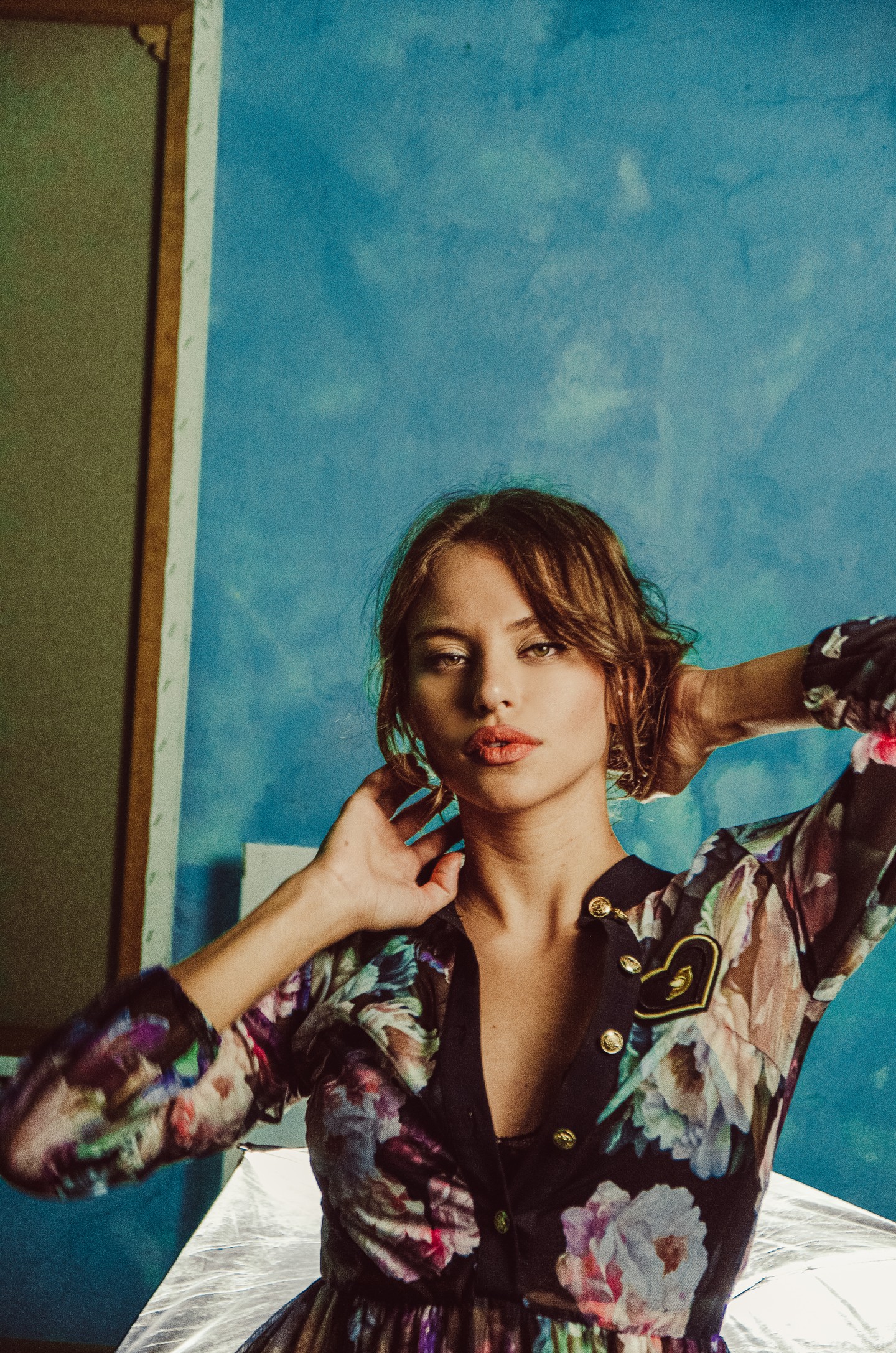 A festett virágok egyszerre bájosak és elegánsak az enyhén fényes anyagokon a Sugarbird La vie en Rose kollekciójában