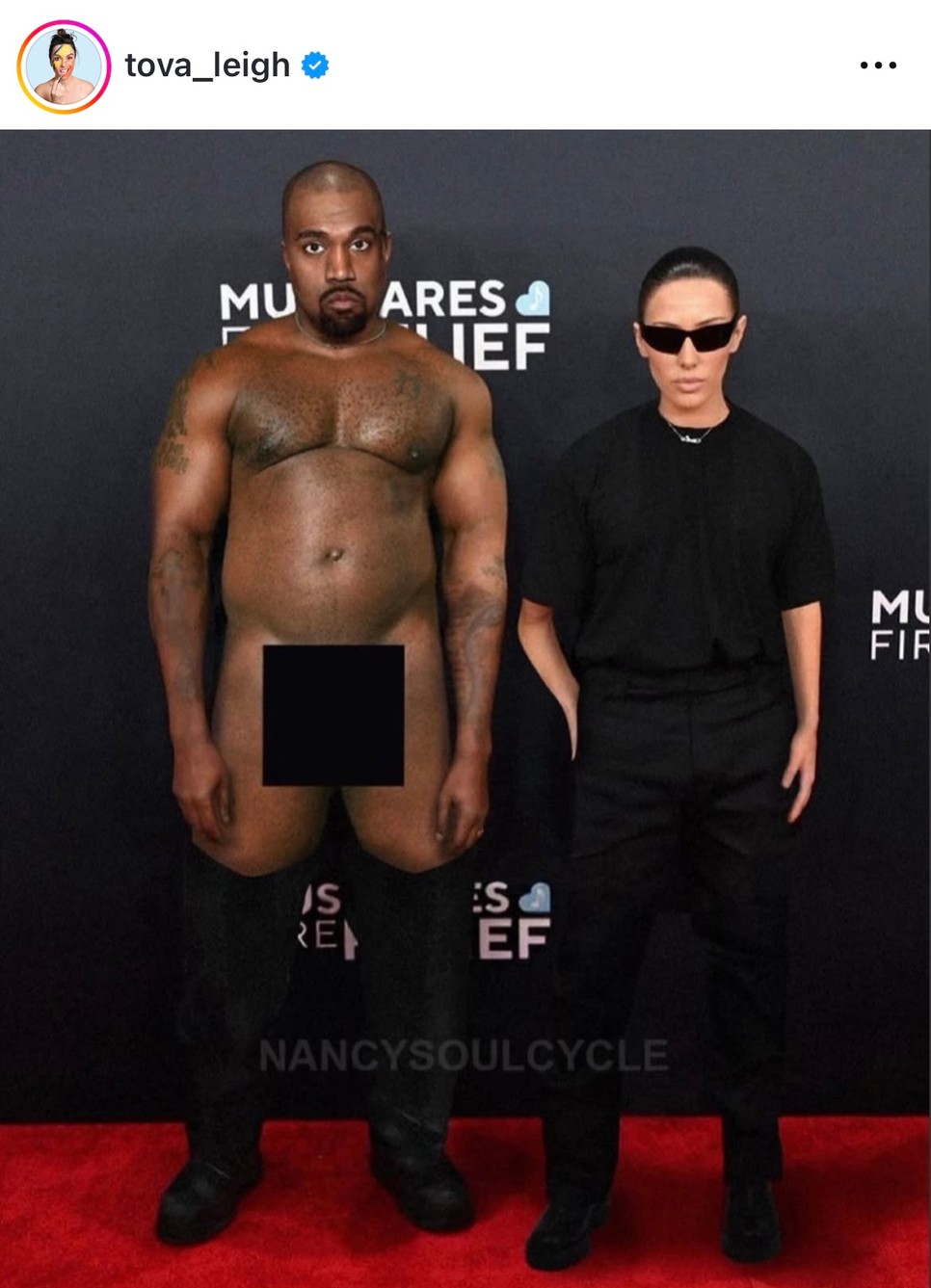 Izgalmas gondolakísérlet a meztelen Kanye West és a mellette ruhában pózoló Bianca Censori párosról