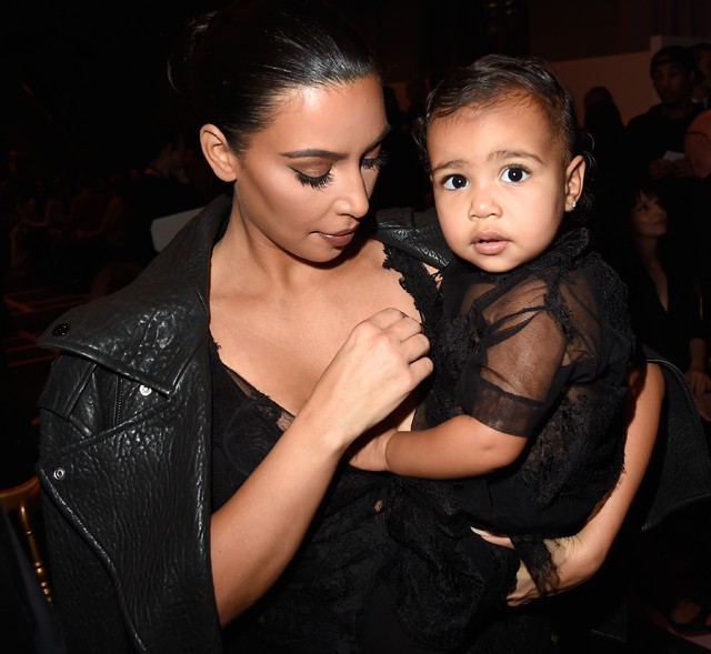 Miééért? Kim Kardashian már kislánya hasát is photoshopolta...