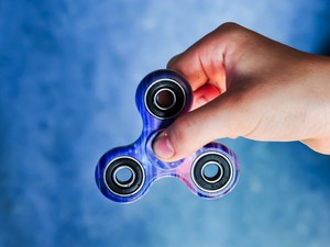 Na jó, a fidget spinner ajakfény már nekünk is sok