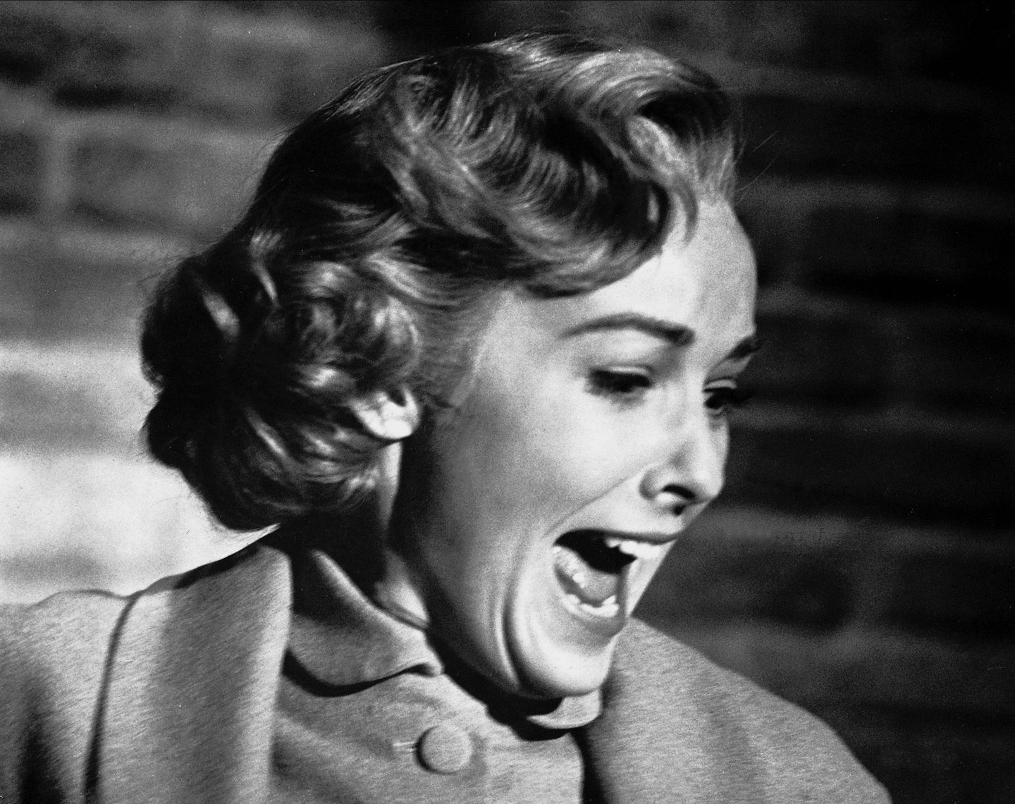 Alfred Hitchcock kultikus horrorja, a Psycho sem készülhetett el paróka nélkül. Vera Miles színésznőnek ugyanis a Jovanka és a többiek háborús film miatt meg kellett válnia a hajától, amit egy egészen döbbenetes és természetes parókával pótoltak. Hangsúlyozzuk: 1960-at írtunk ekkor. 